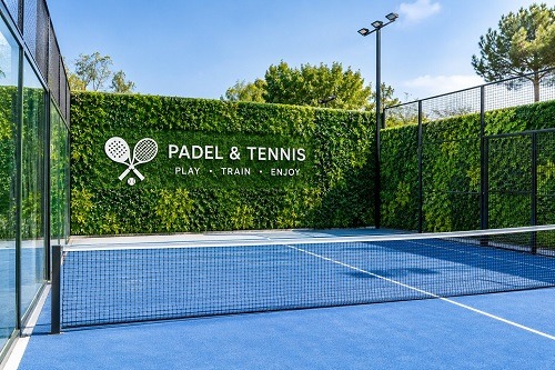 Artificial Green Walls as Backdrops for Padel and Tennis Courts